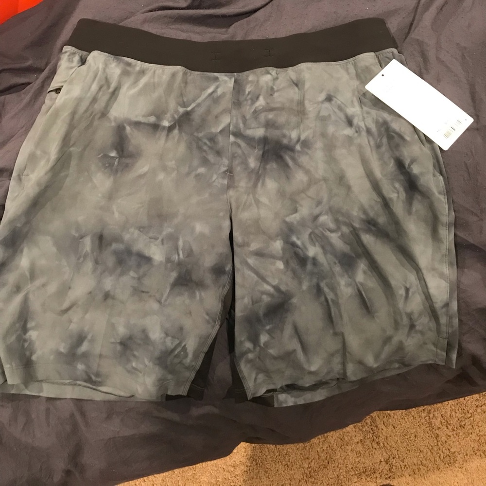 Men’s 2xl Lululemon linerless workout shorts